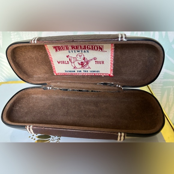 True Religion aviator style sunglasses with Hard Shell case - Picture 13 of 14